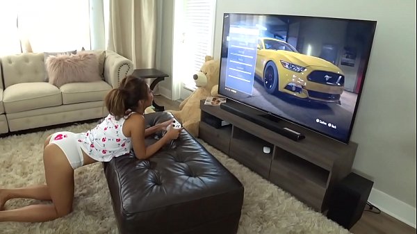 Játékos tinilány játékokkal és POV-val