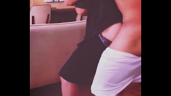 Compañero de cuarto me folla a pelo despues de ...