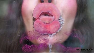 溶ける紫色の金属の唇:輝くキスと唾液遊び