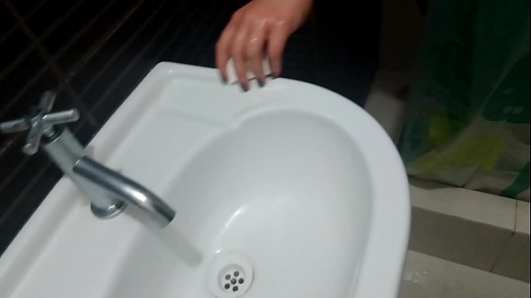 Download Video - La cu&ntilde;ada de vacaciones viene b&period; al hotel despu&eacute;s de la fiesta &lpar;1&rpar;