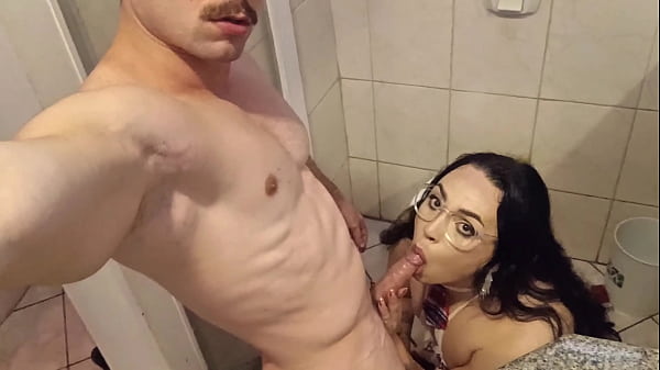 Jogo da verdade ou consequência com a travesti ...