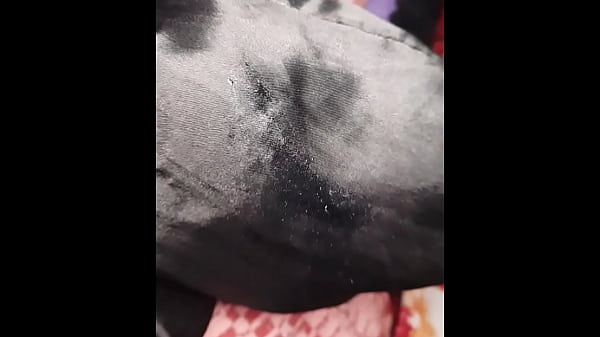 Esfregando a boceta no travesseiro at&eacute; gozar