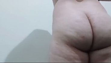 大きな尻を持つ男が、その巨大な尻を誇示している。