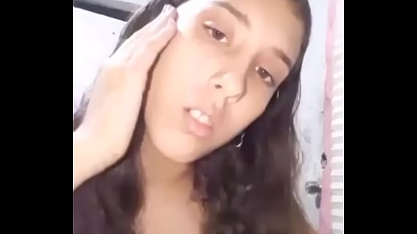 Putita caliente hace muecas con la cara