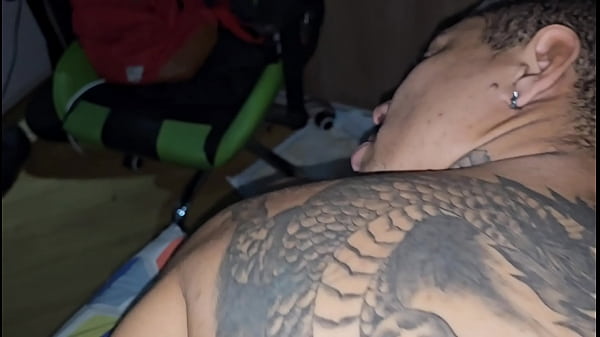 Homens no tes&atilde;o se rendendo aos desejos em um q...