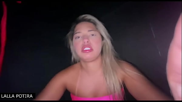 Lalla Potira - Levei a minha Loira maravilhosa pra conhecer o Glory Hole no Rio de Janeiro. Mas acabei não resistindo e dei sem camisinha pro comedor fiquei cheia de porra (Completo no Red)