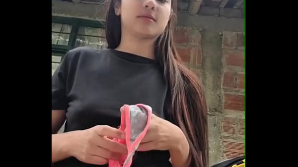 La mejor vaquera con el coño apretado lo hace correrse dentro