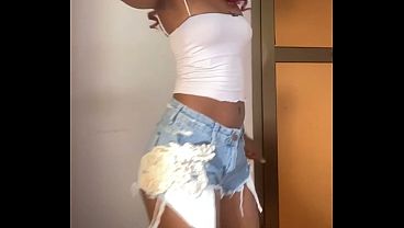 elle bouge bien son petit cul