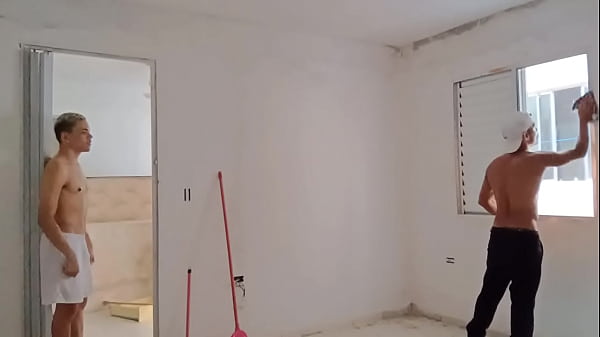 Novinho me contratou pra limpar a obra e passei...