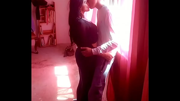 Milf es visitada por el joven que más le gusta le empieza a bailar y menear su rico trasero y le hace garganta profunda a su verga larga