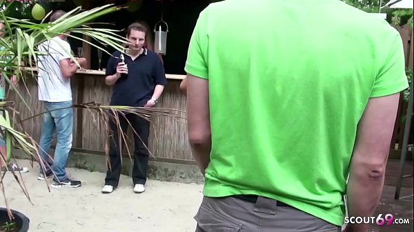 Download Video - JUNGSPUND FICKT DEUTSCHE MILF DIREKT VOR FREUNDEN AUF PARTY - GERMAN MILF