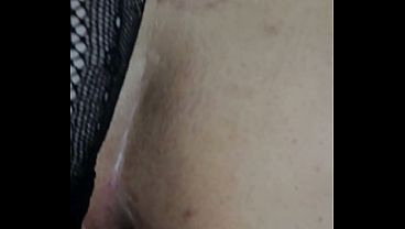 生まれつきの巨尻の女が、ちんちんの小さい若い男とセックスする