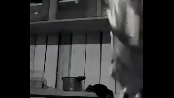 Rabuda amostrando o tamanho da bunda