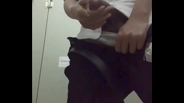 Jerk Et Sperme Dans Les Toilettes Du Université Occupé