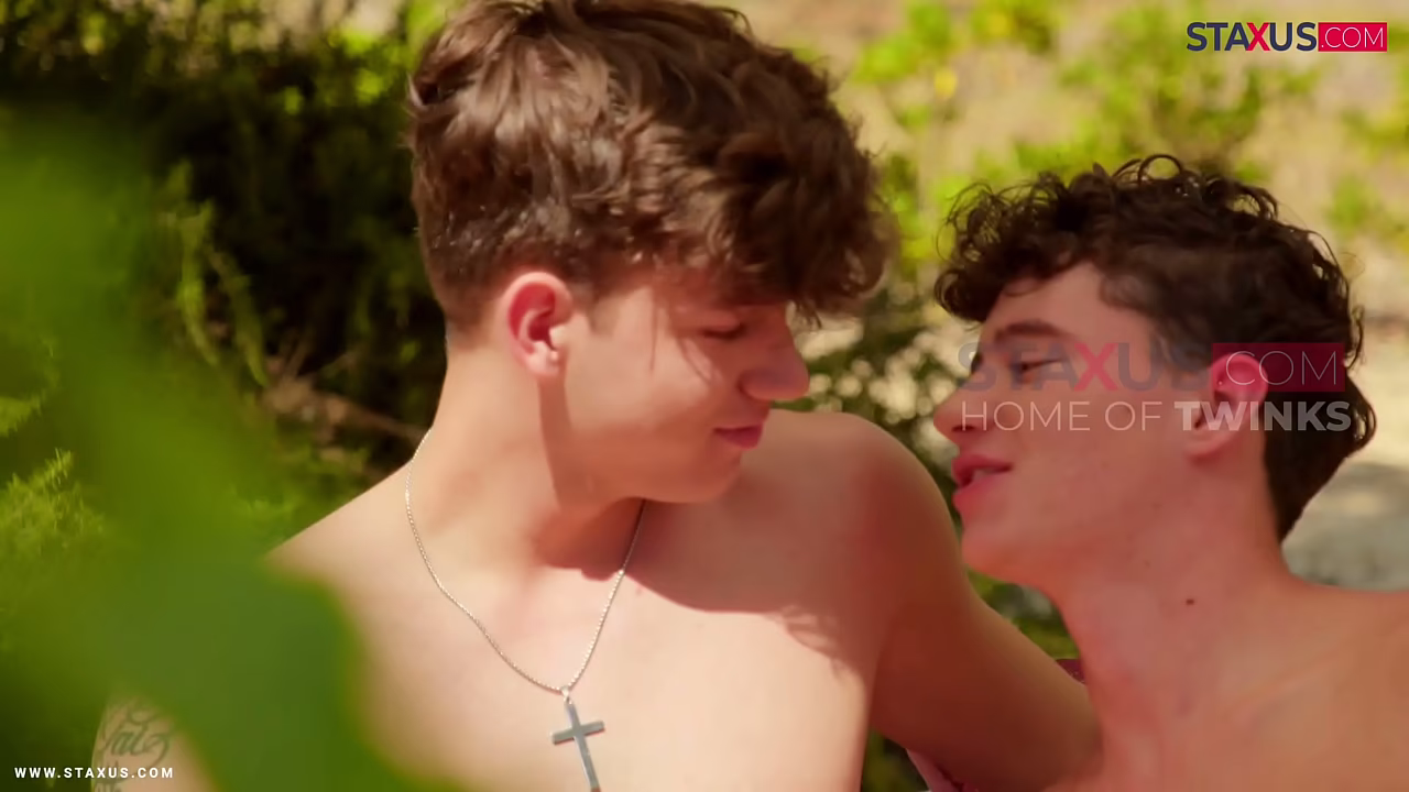 Golpéame con amor: Escena 1
                    outdoor friends twinks romantic muchos negros