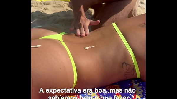 Rodeada de homens em dogging no estacionamento ...