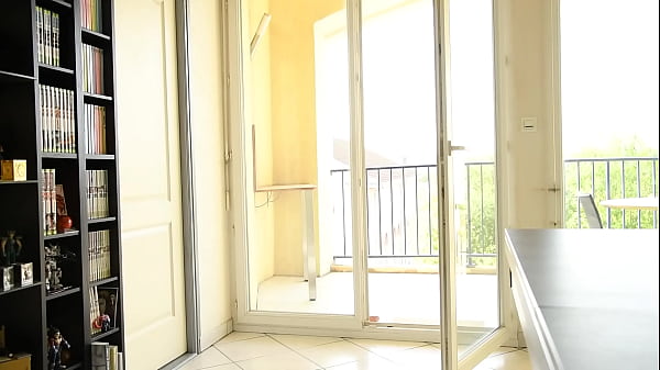 Une petite soubrette pour nettoyer les vitres, mais le travail n'est pas bien ...