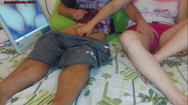 Download Video - Meio irm&atilde;o assiste porn&ocirc; com meia irm&atilde; e ela gosta de foder