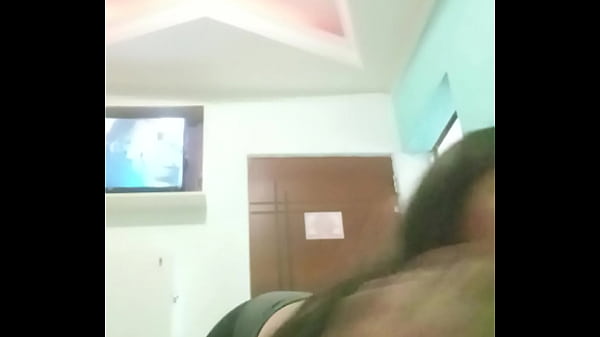 Socando a ma&ccedil;&atilde; do amor na bucetinha desejo de deixar a buceta larga ela &eacute; muito apertada