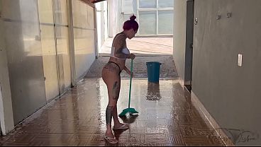 Milf gostosa sozinha em casa fazendo a faxina, n&atilde;o resisti e acabei comendo minha madrasta.