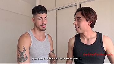 En busca de un socio comercial, un latino encontró un juguete sexual.
                   En busca de un socio comercial, un latino encontró un juguete sexual. muchos negros