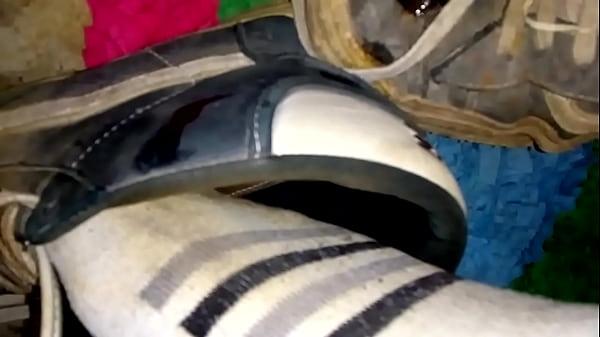 Tirando cuspindo tênis vans detonados