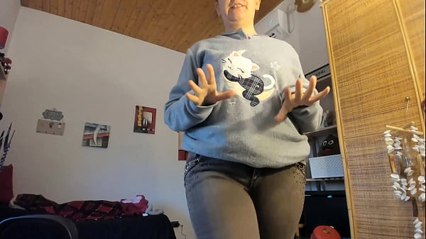 Italian girl farts wearing her new very tight jeans