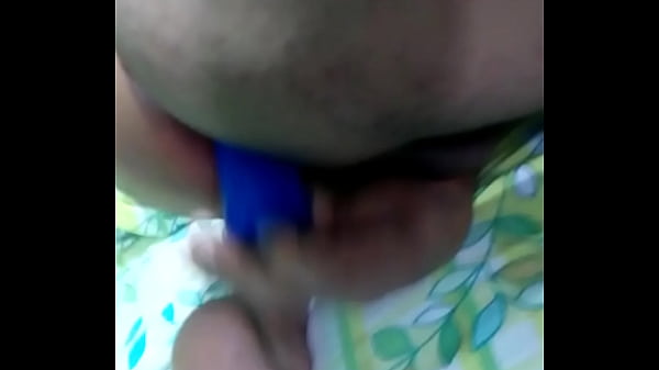 Metiendome mi dildo azul 2