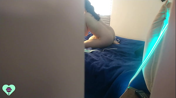 I discovered my stepsister giving an erotic show with her webcam