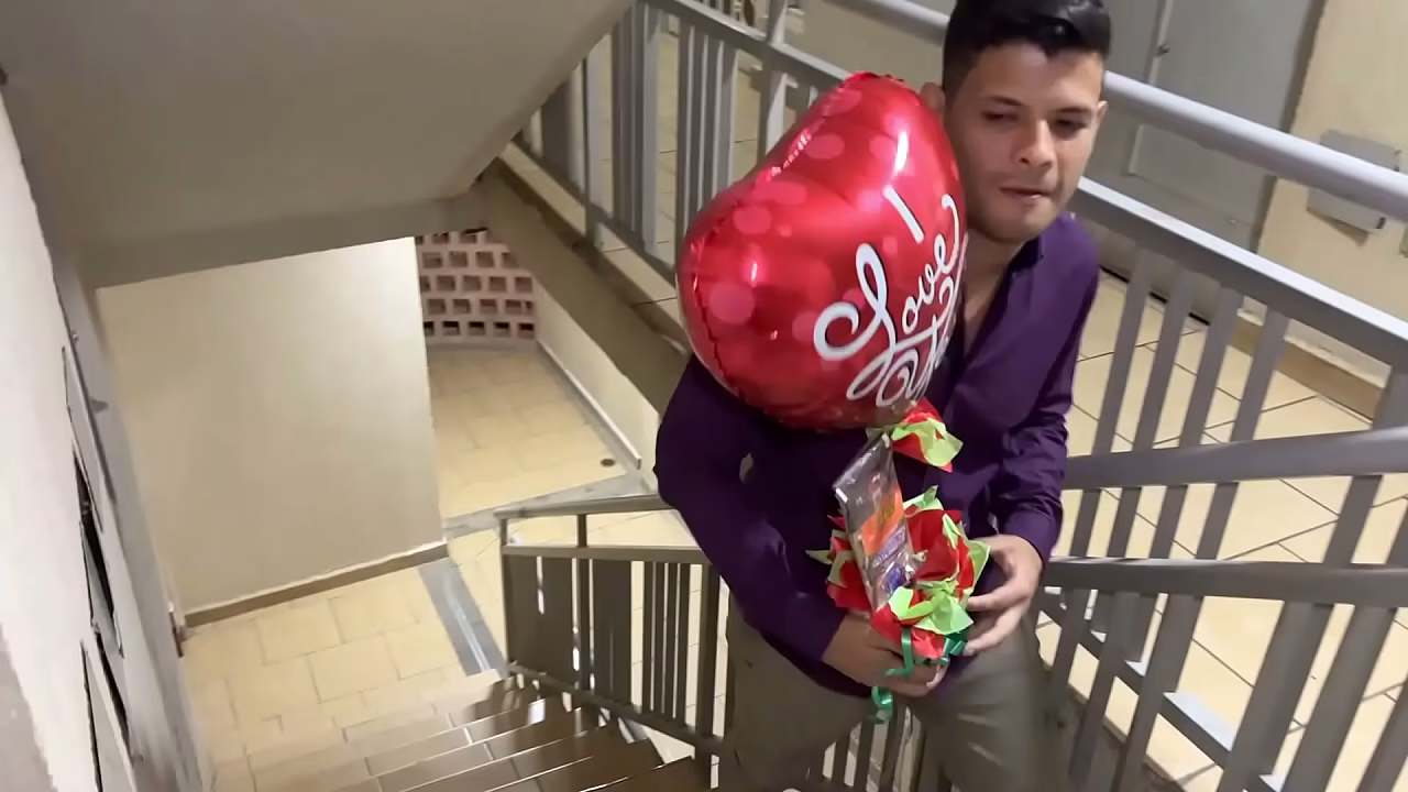 Venezolano llega del Extranjero y Encuentra a su Esposa Follando Rico con su Vecino