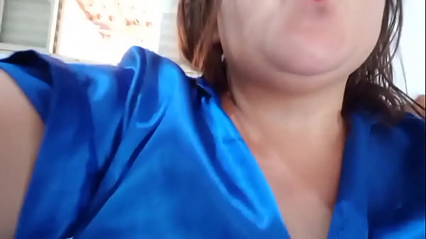 Acordei cedo com minha calcinha socada no rabo