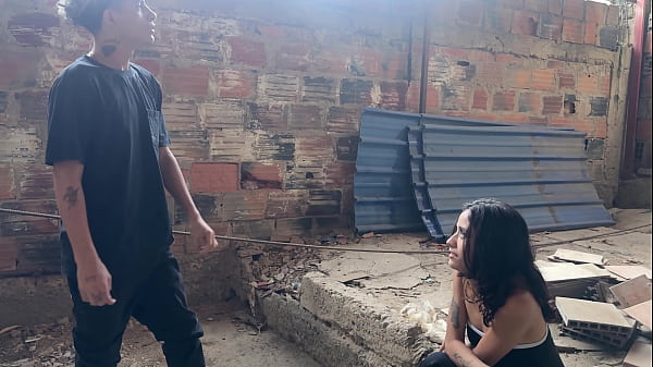 Download Video - Pareja de desconocidos entran a una casa abandonada y se dan una buena follada a escondidas&period;