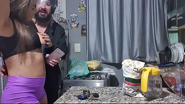Download Video - DEPOIS QUE A VIZINHA CONTOU DO CH&Aacute; NO ENTREGADOR A CASADA QUIS LEVA ROLA DELE TAMB&Eacute;M