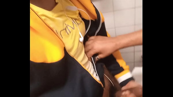 Talisson me chamou  para o box do box do banhei...