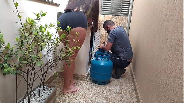 Download Video - Esposa gostosa pediu g&aacute;s e fez sexo com o entregador de g&aacute;s - Completo no RED