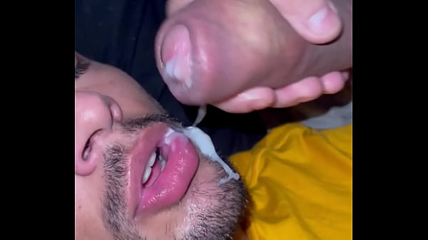 O cacete dele &eacute; grosso, por&eacute;m m&aacute;cio, levemente ...