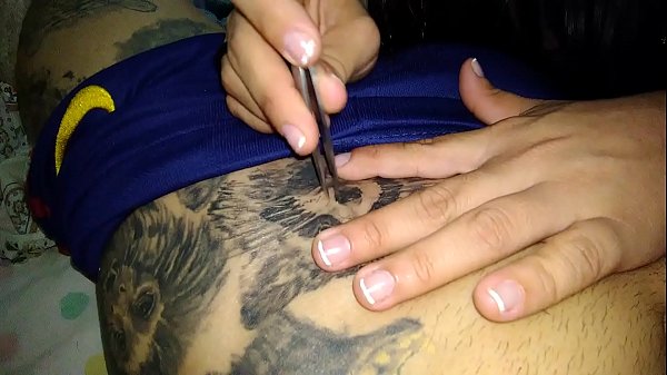 Allan Guerra Gomes YouTuber and fighter shaving his groin with tweezers