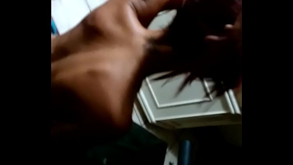 Download Video - Disse que estava com tes&atilde;o&comma; e antes de ir tomar banho&comma; ela pediu pra mim colocar um pouquinho - P-2