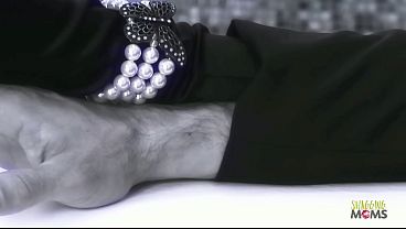 可愛らしいふっくらとした乳首は、指で優しく撫でられるたびに、ますます興奮して喜んでいます。