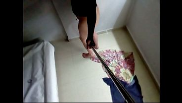 ストラップオンを使った支配的なセックス。ジューシーなペニス、開いた肛門。