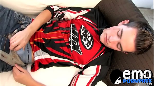 18yo homo Jayden Taylor cums in cup after dildo...