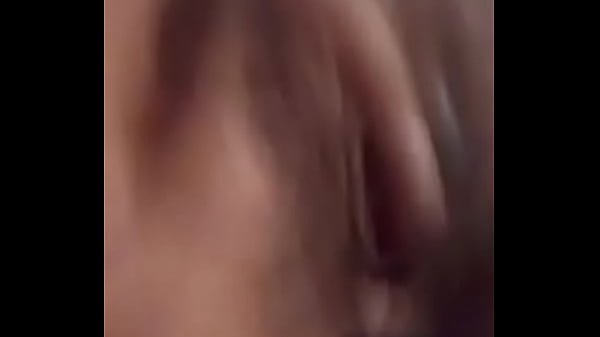 Il A Chaud Et Met Ses Doigts Dedans