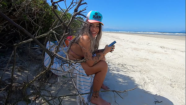 Download Video - Meninas se chupam no meio da praia - Pocahontas e Emme White - Public