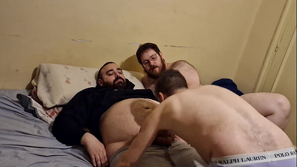 Download Video - Joven peludo le da de mamar polla a dos osos y luego se lo follan &lpar;Short Video&rpar;