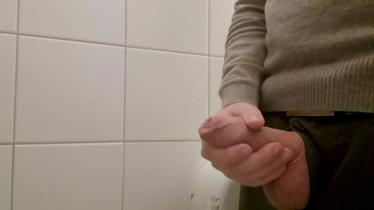 Pajeándose en el baño de una tienda de muebles sueca
                   cock masturbation solo dick masturbate public horny uncut swedish scandinavian risky sweden soloboy foreskin nordic sverige gay masturbation svensk muchos negros