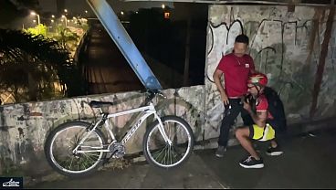 Download Video - ciclista dando pro maloka na passarela