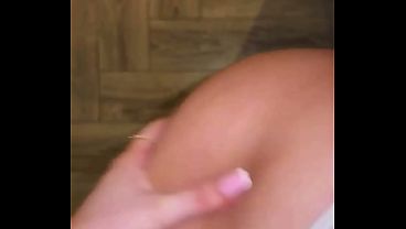 Evyy Lunaa slapping her bubble butt