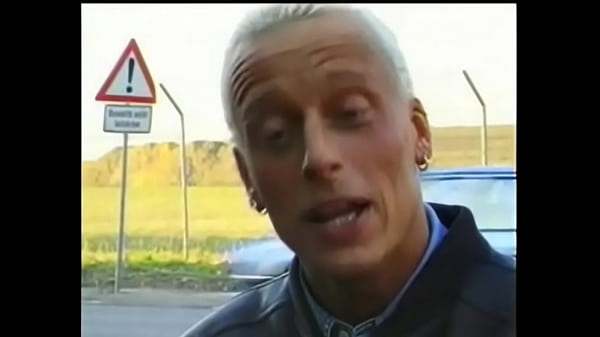 Szexi rövid szőke hajú csaj nagy farkú pasival szexel
