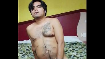 Disfrutando del vibrador dentro de mi culo