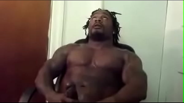 O jato de porra do negão foi parar no teto!